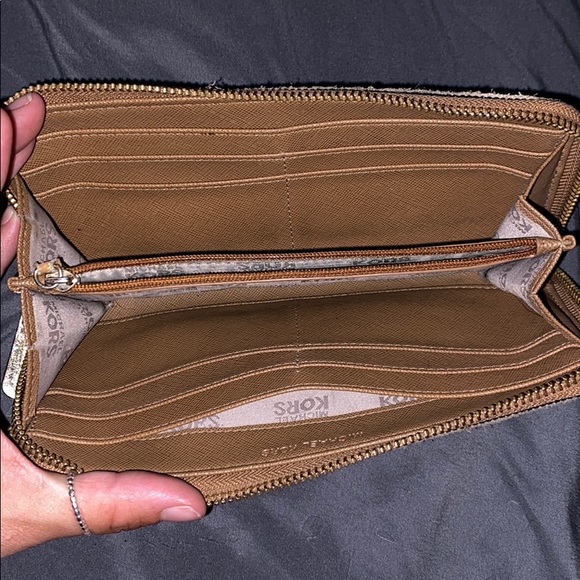 Michael Kors matching set with purse and wallet - Picture 5 of 8